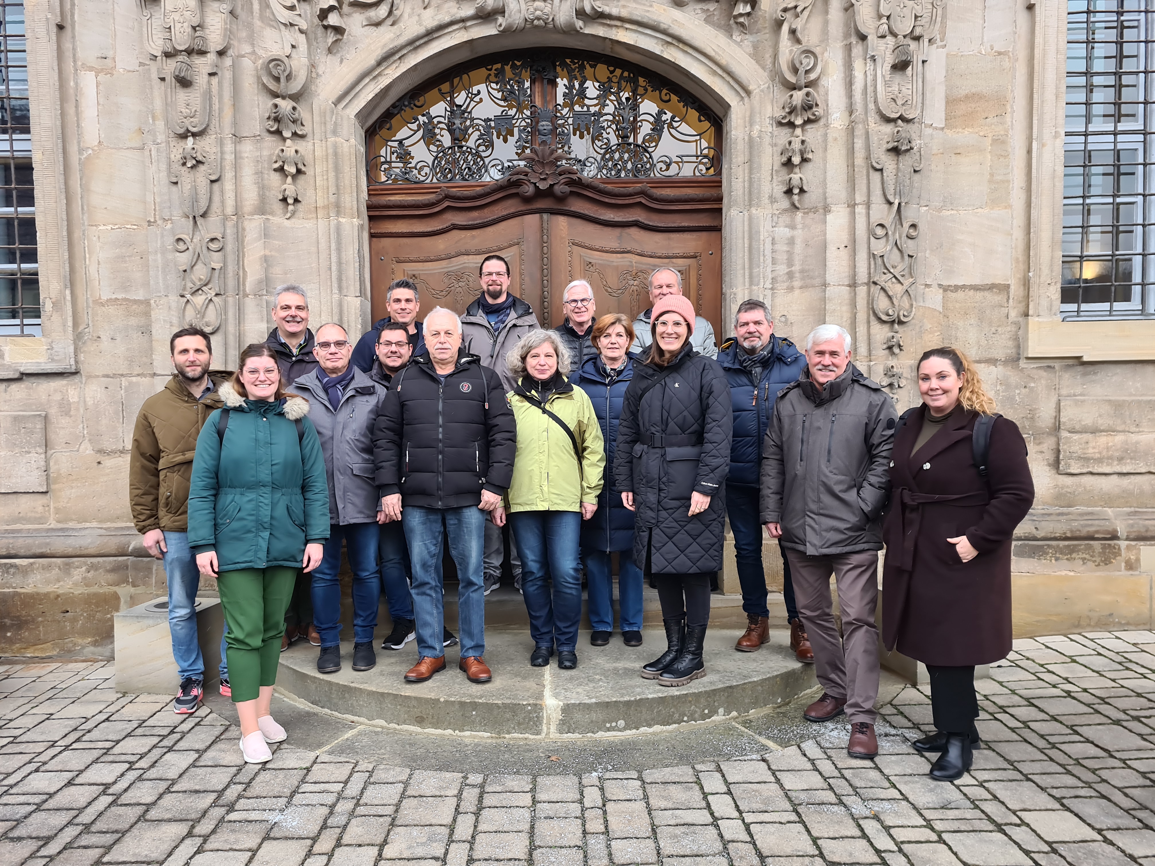 Vor dem Portal des Konventbaus von Klosterlangheim stellten sich die Seminarteilnehmenden zum Gruppenfoto. (Quelle: Julia Gerstberger)